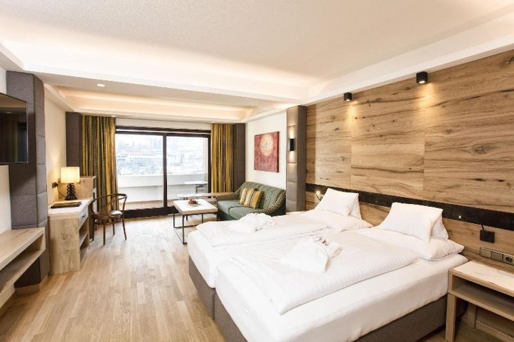 DOUBLE DELUXE QUEEN BED Room