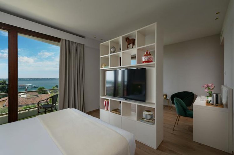 JUNIOR SUITE LAKE VIEW Room