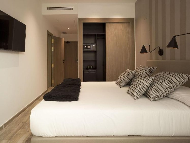 Double or Twin CLASSIC QUEEN BED Room