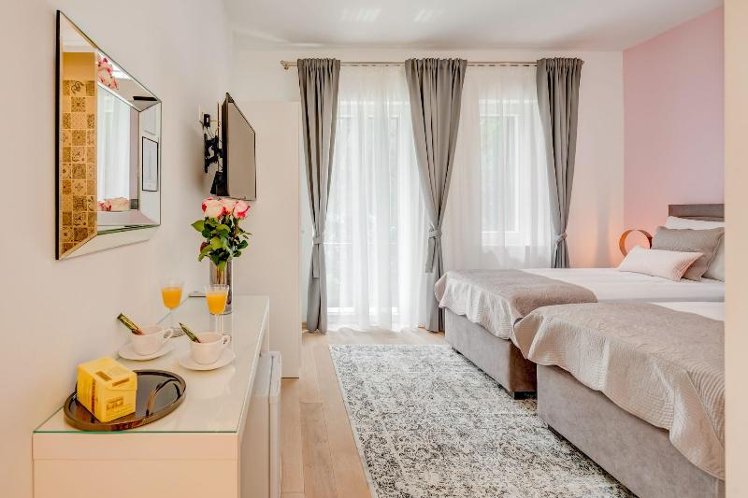 DOUBLE DELUXE WITH BALCONY Room