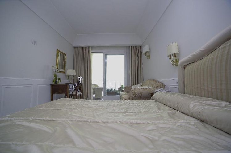 DOUBLE DELUXE QUEEN BED Room