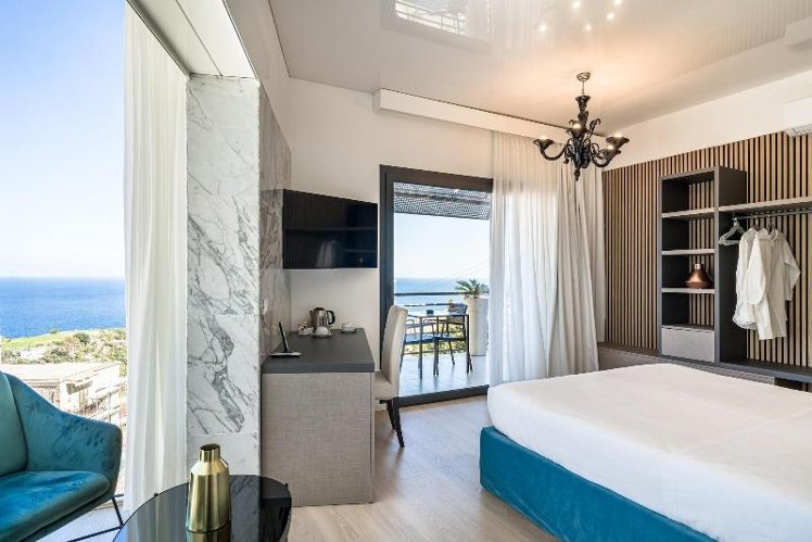 DOUBLE DELUXE QUEEN BED Room