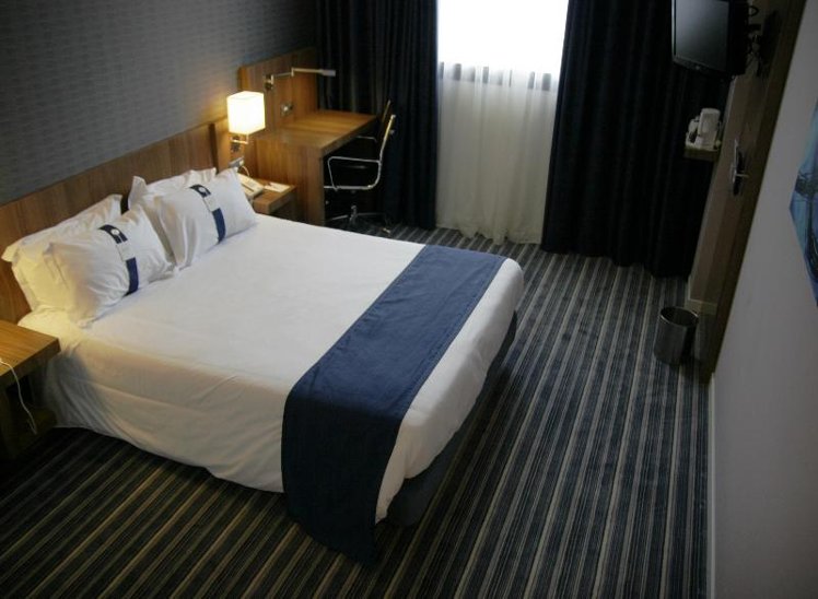 DOUBLE QUEEN SIZE BED Room