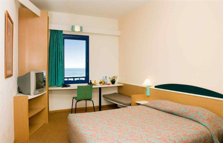 DOUBLE WITH DOUBLE BED Room
