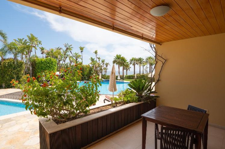 STUDIO POOL VIEW Room