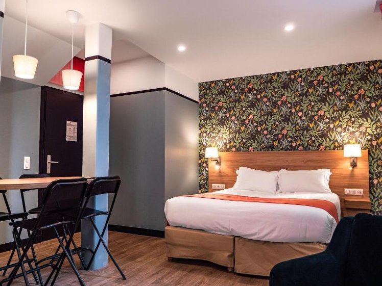 STUDIO EXECUTIVE QUEEN BED Room