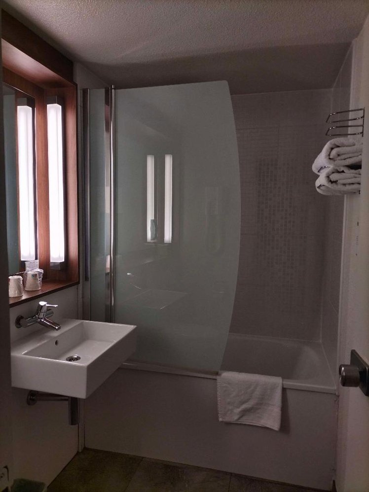 DOUBLE QUEEN SIZE BED Room