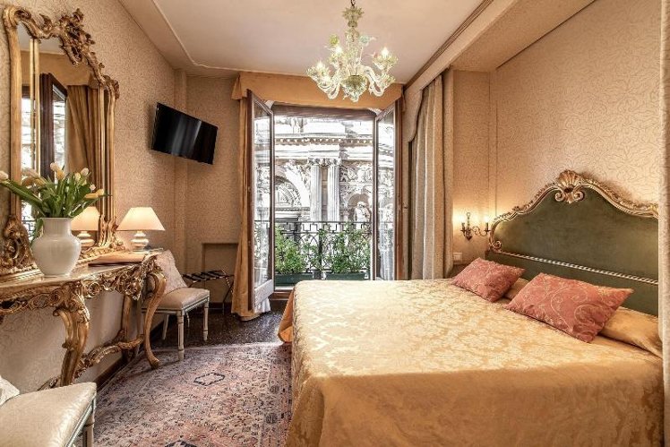 DOUBLE SUPERIOR QUEEN BED Room