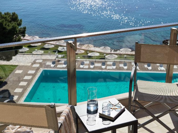 TRIPLE SEA FRONT Room