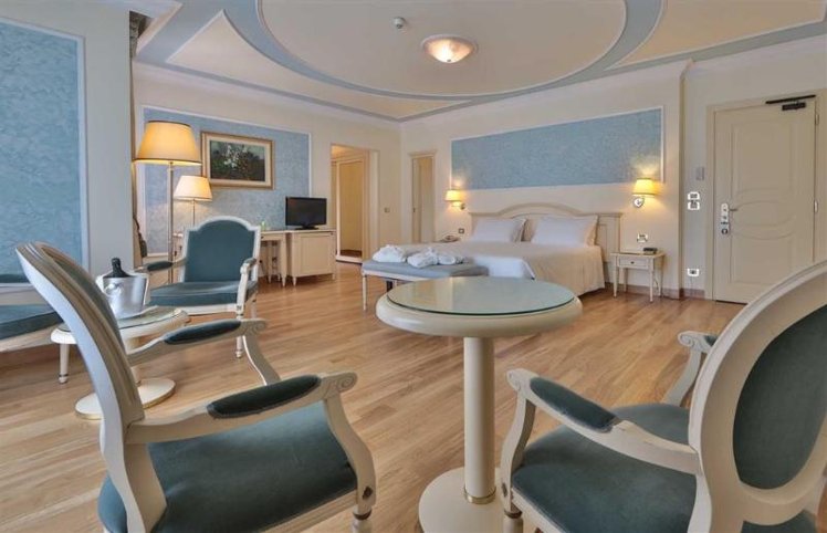 JUNIOR SUITE STANDARD Room