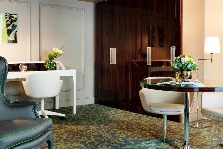 SUITE GARDEN VIEW KING BED Room
