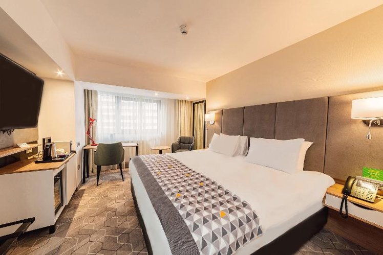 DOUBLE KING SIZE BED Room