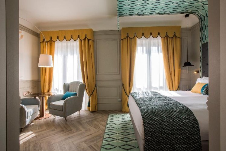DOUBLE PREMIUM QUEEN BED Room