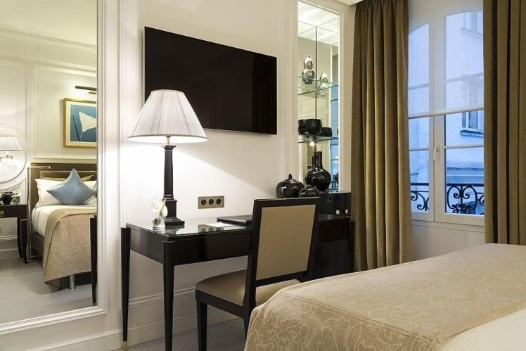 DOUBLE CLASSIC QUEEN BED Room