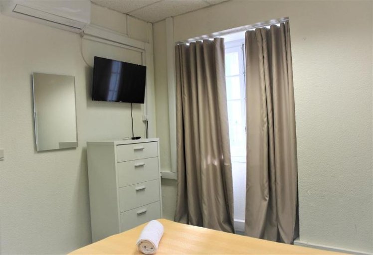SINGLE WITH SHARED BATHROOM Room