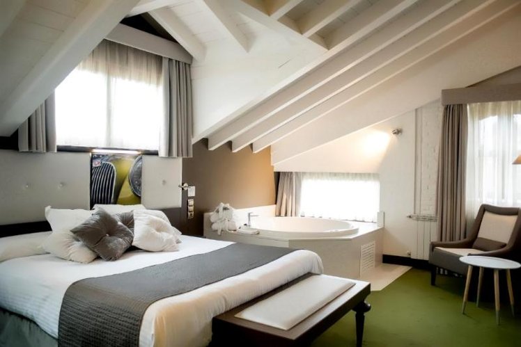 JUNIOR SUITE WITH JACUZZI Room