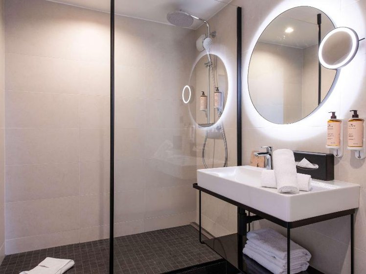DOUBLE WITH DOUBLE BED Room