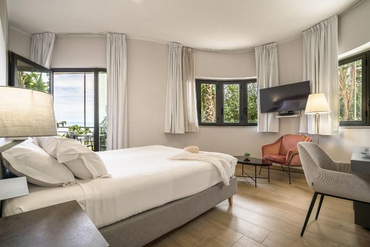 DOUBLE PARTIAL SEA VIEW Room