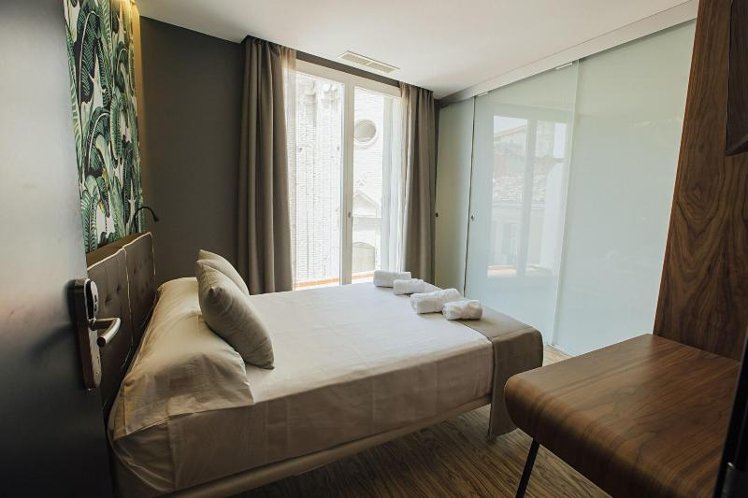 SINGLE WITH BALCONY Room