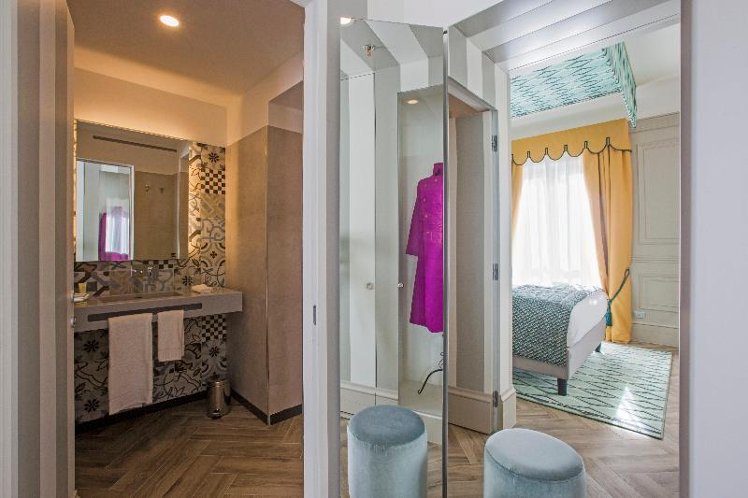 DOUBLE PREMIUM QUEEN BED Room
