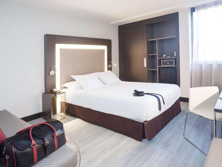 DOUBLE SUPERIOR QUEEN BED Room