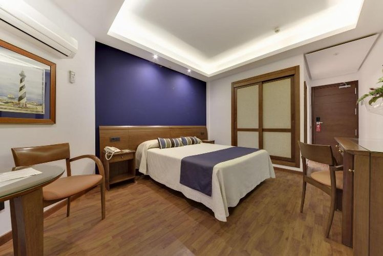 Double or Twin WITH DOUBLE BED Room