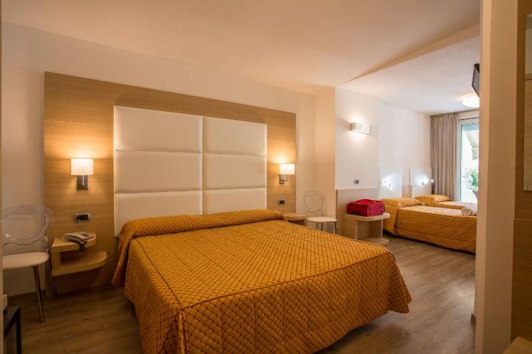 QUADRUPLE STANDARD Room