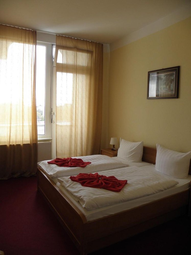 DOUBLE QUEEN SIZE BED Room