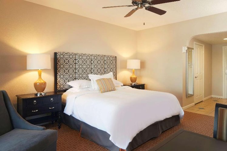 STUDIO KING SIZE BED Room