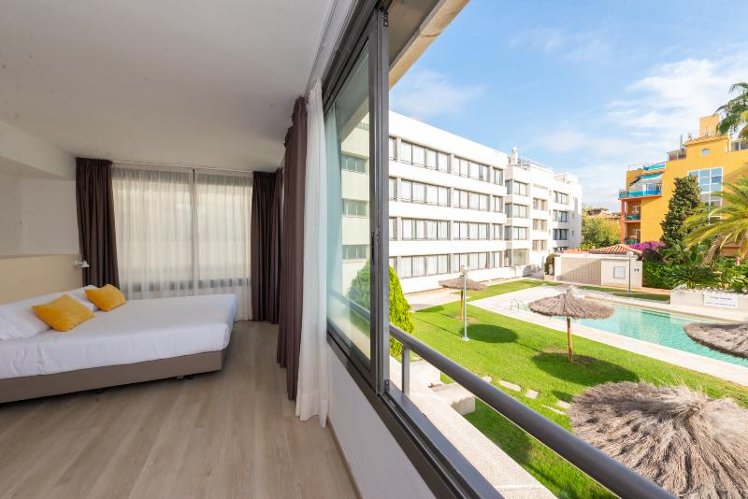 STUDIO POOL VIEW Room