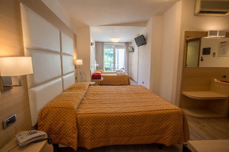 QUADRUPLE STANDARD Room