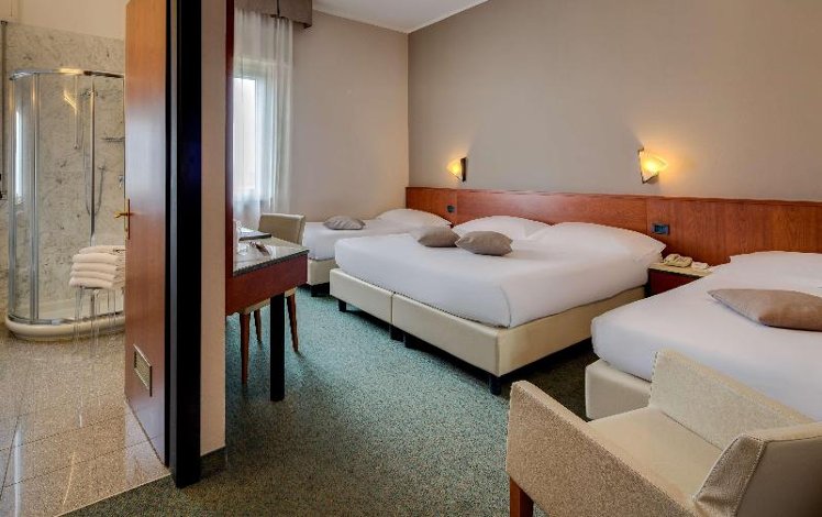 QUADRUPLE THREE BEDS Room
