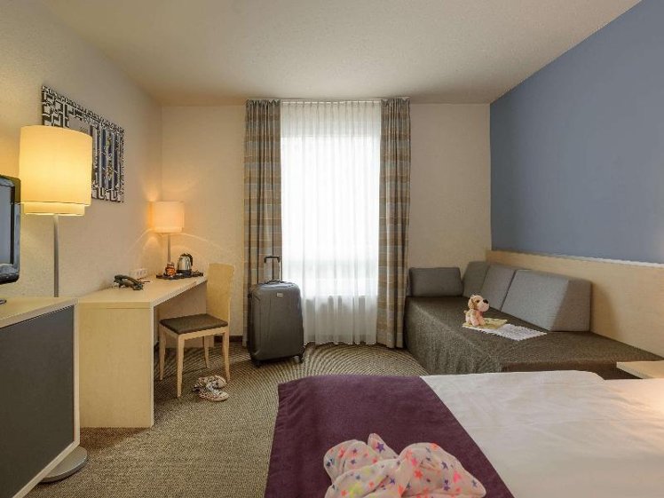 DOUBLE QUEEN SIZE BED Room