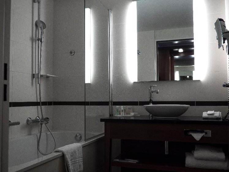 DOUBLE BUSINESS QUEEN BED Room