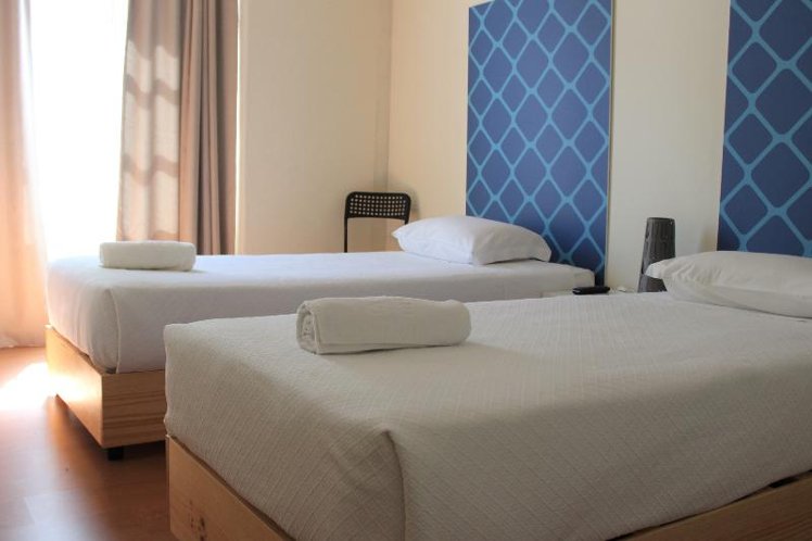 TWIN WITH SHARED BATHROOM Room