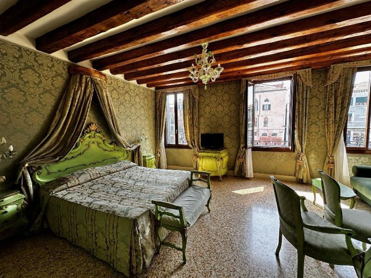 DOUBLE CANAL VIEW Room