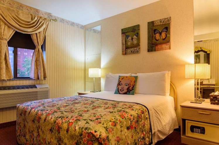 DOUBLE QUEEN SIZE BED Room