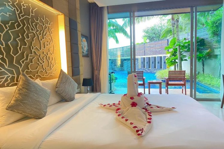 DOUBLE POOL VIEW Room