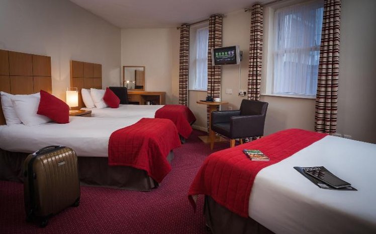 TRIPLE TWO BEDS Room