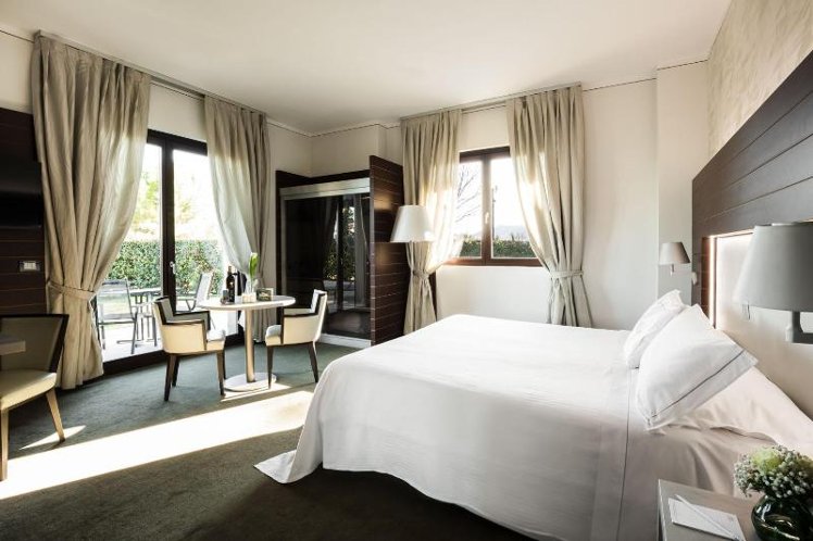JUNIOR SUITE STANDARD Room