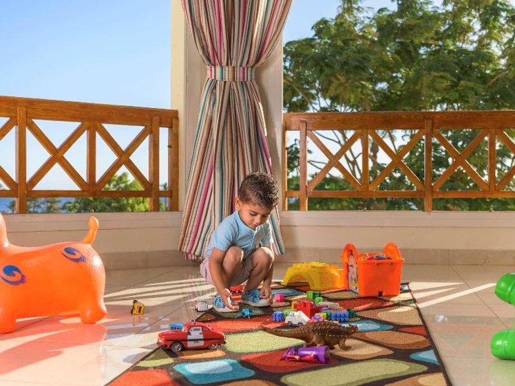 FAMILY ROOM SEA VIEW KING BED Room