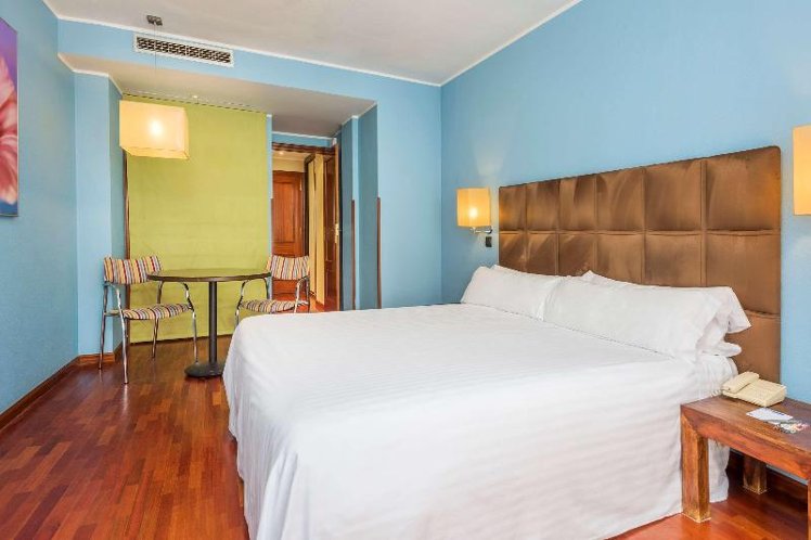 DOUBLE QUEEN SIZE BED Room