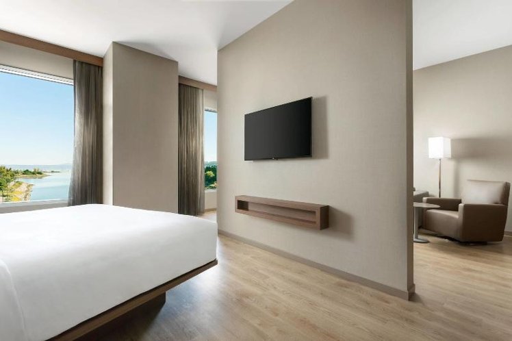 SUITE BAY VIEW KING BED Room