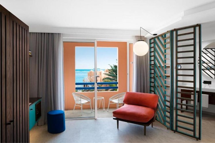 DOUBLE SEA VIEW KING BED Room