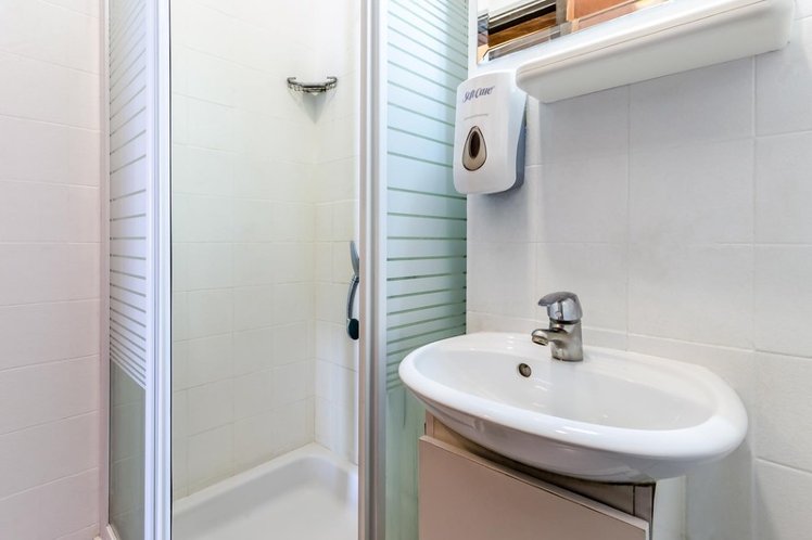 SINGLE WITH SHARED BATHROOM Room