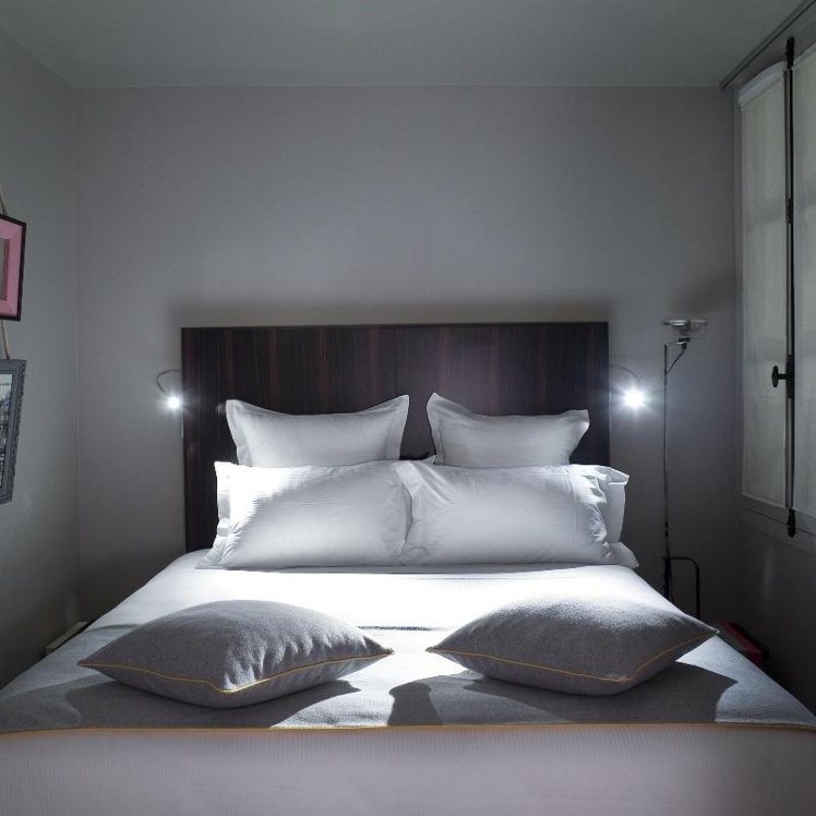 DOUBLE CLASSIC QUEEN BED Room