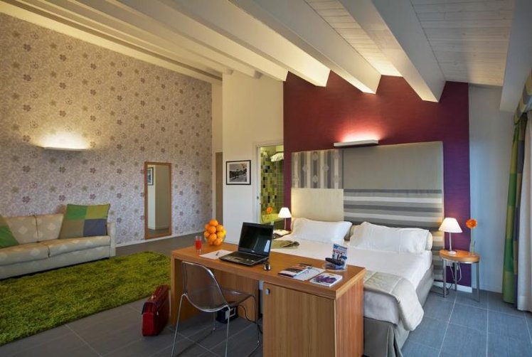 JUNIOR SUITE STANDARD Room