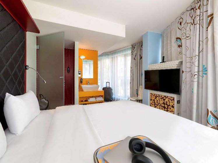 DOUBLE QUEEN SIZE BED Room