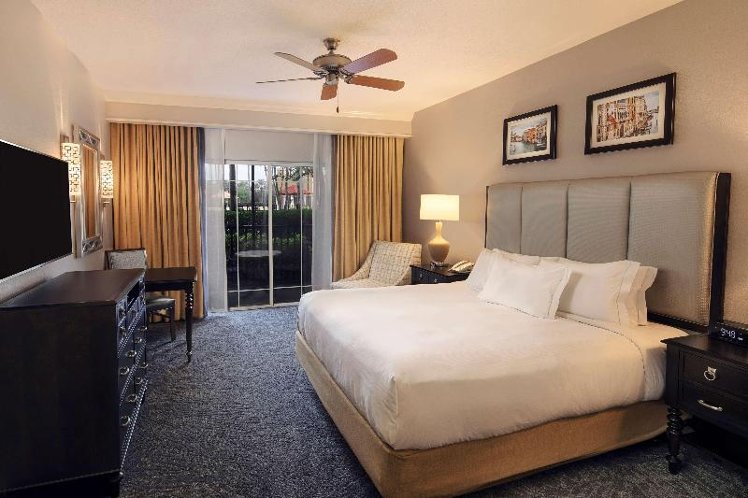 STUDIO KING SIZE BED Room