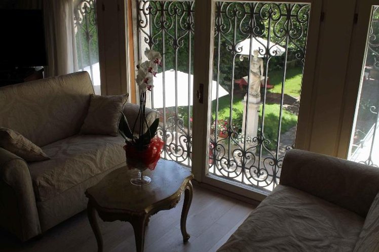 DOUBLE SUPERIOR QUEEN BED Room